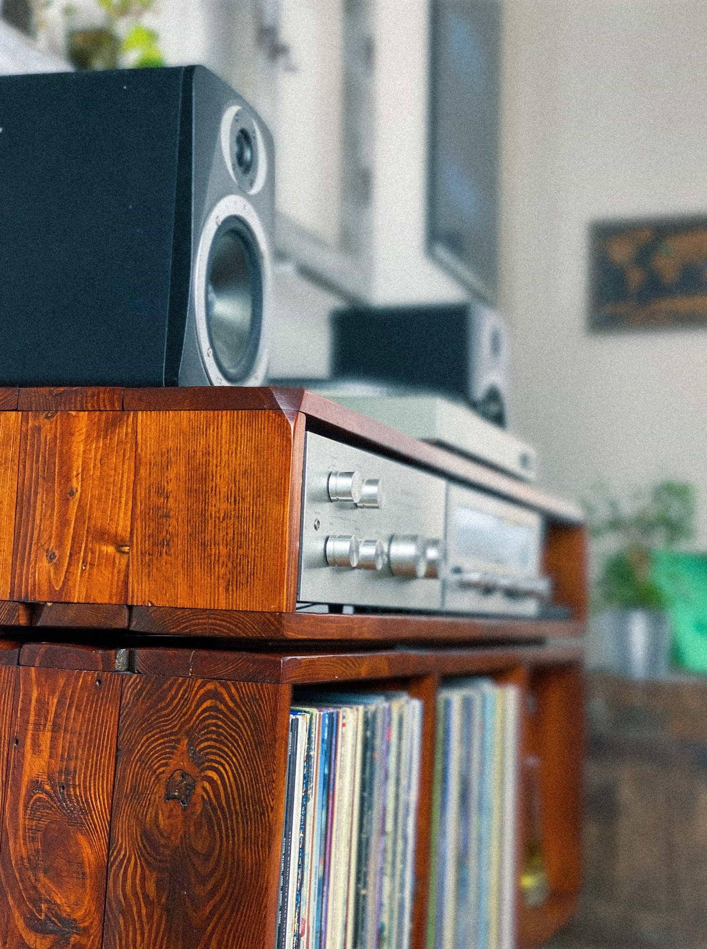 "the-one-with-the-top"-record-player-table-pallet-habera.-record-player-stand-industrial-industrial-furniture-lp-lp-storage-pallet-furniture-record-player-record-player-console-record-player-stand-record-player-table-retro-retro-furniture-turntable-vinyl-vinyl-cabinet-vinyl-console-2