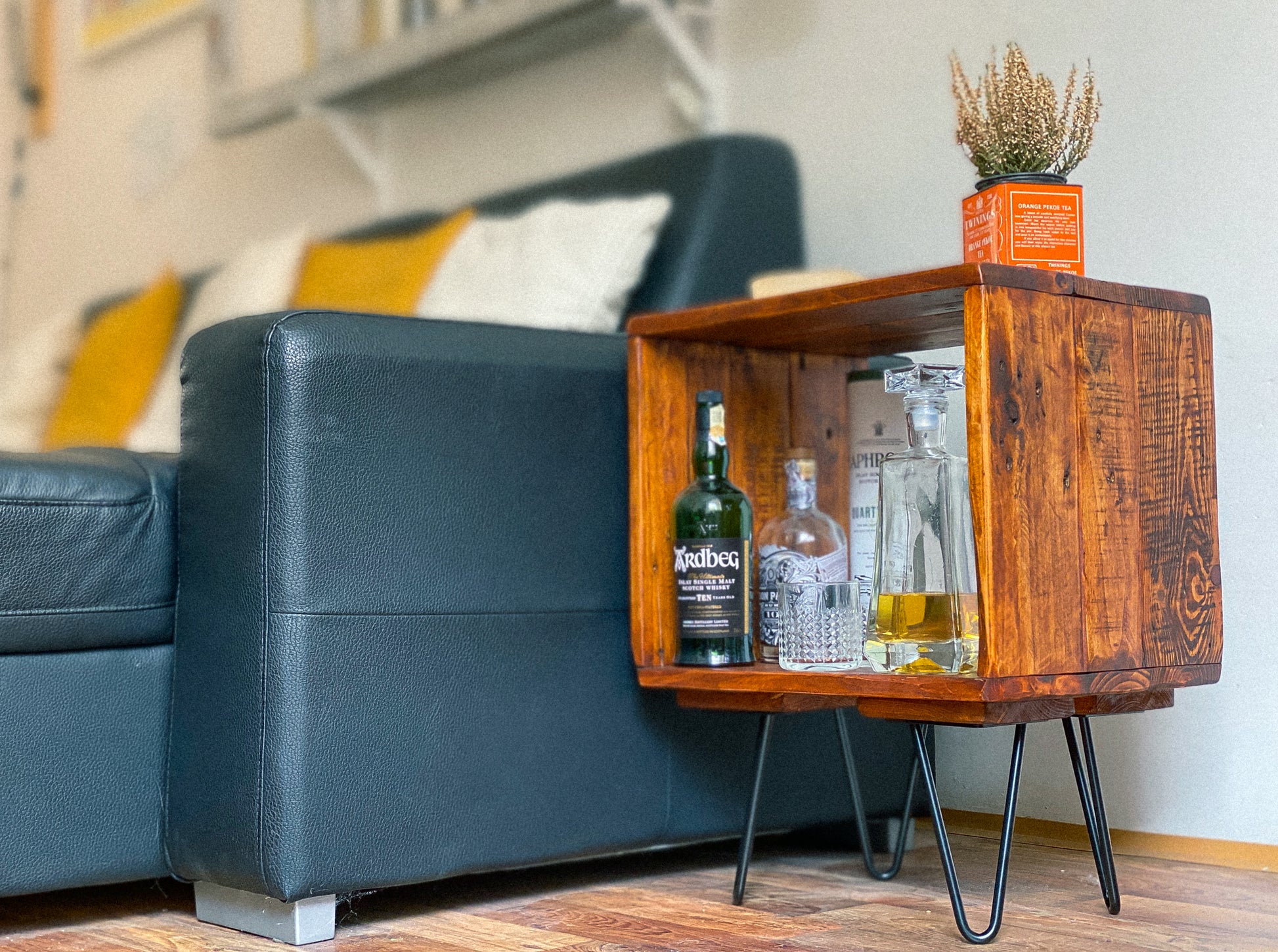 "The Box" record player table - pallet habera.