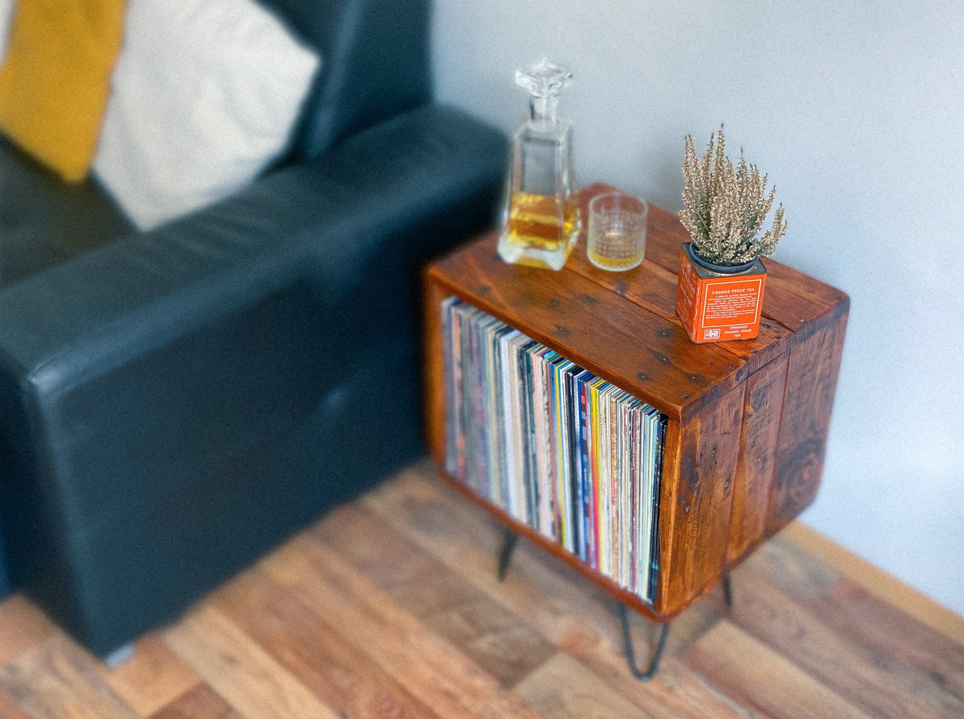 "The Box" record player table - pallet habera.