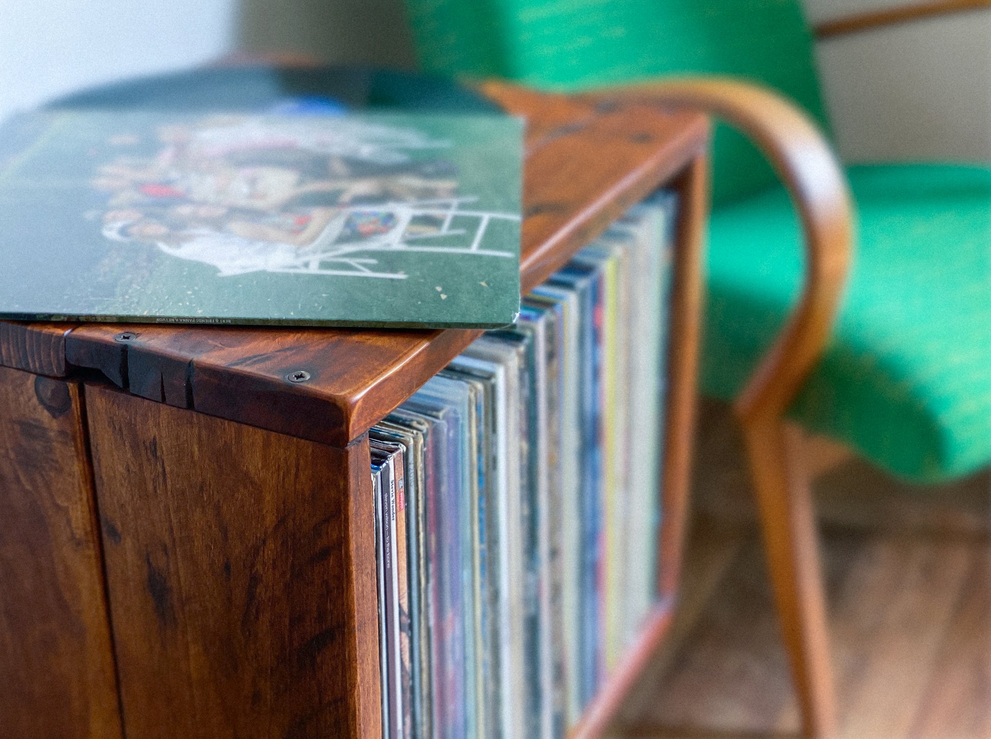 "The Box" record player table - pallet habera.