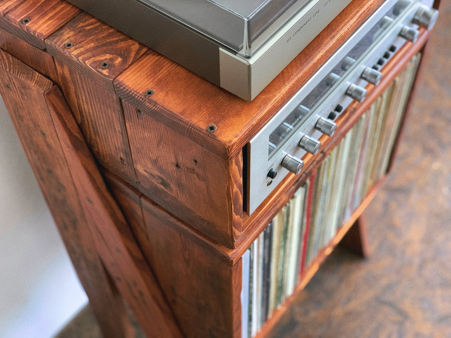 "R2-D2" record player table - pallet habera.