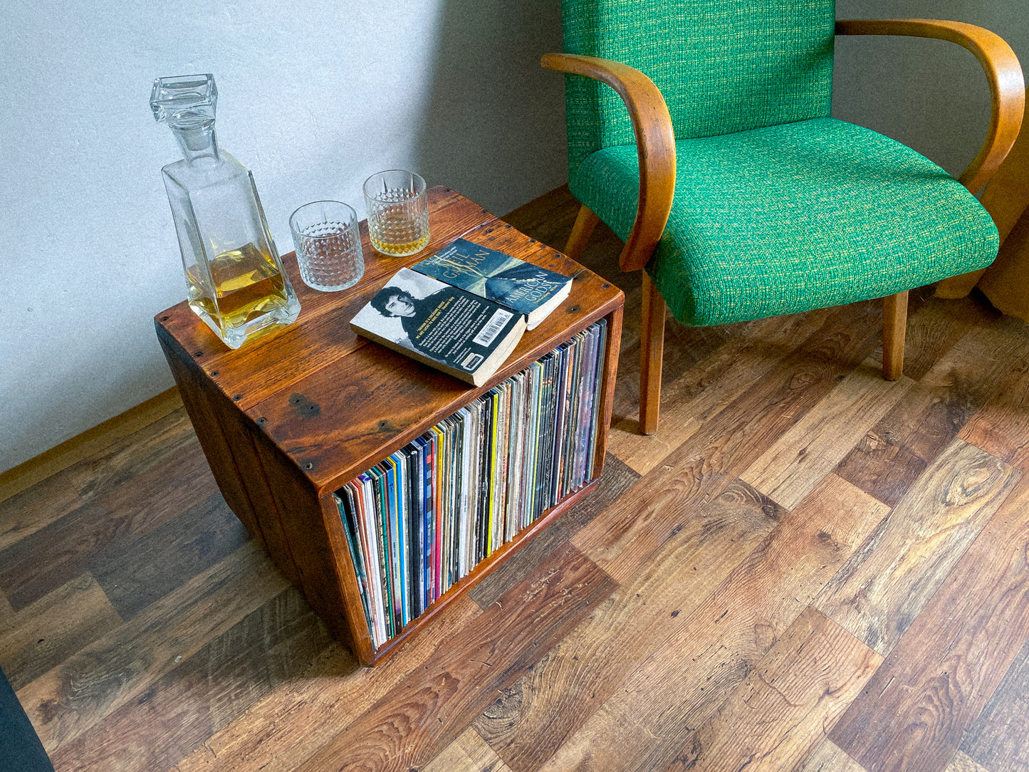 "The Box" record player table - pallet habera.