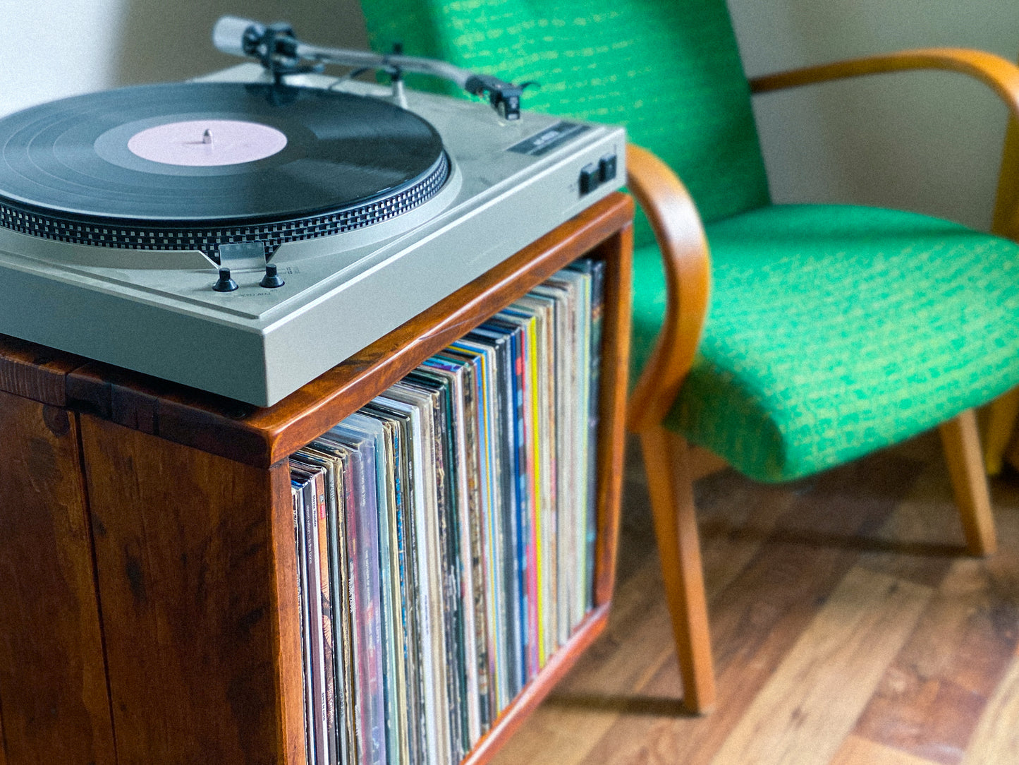 "The Box" record player table - pallet habera.