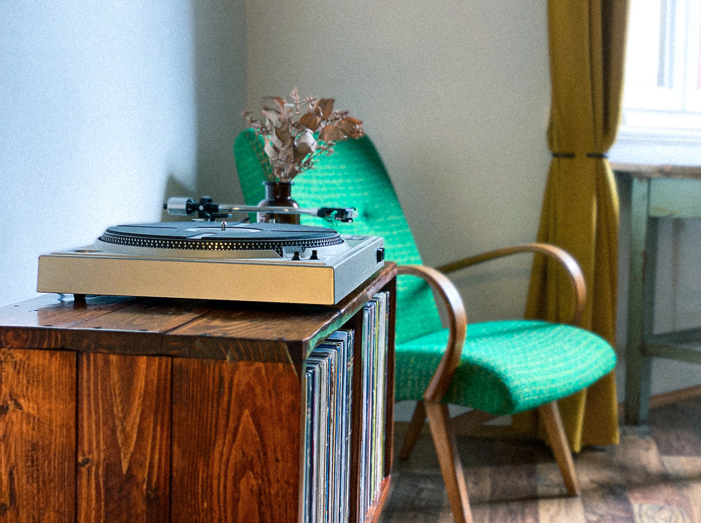 "Halfling" record player table - pallet habera.