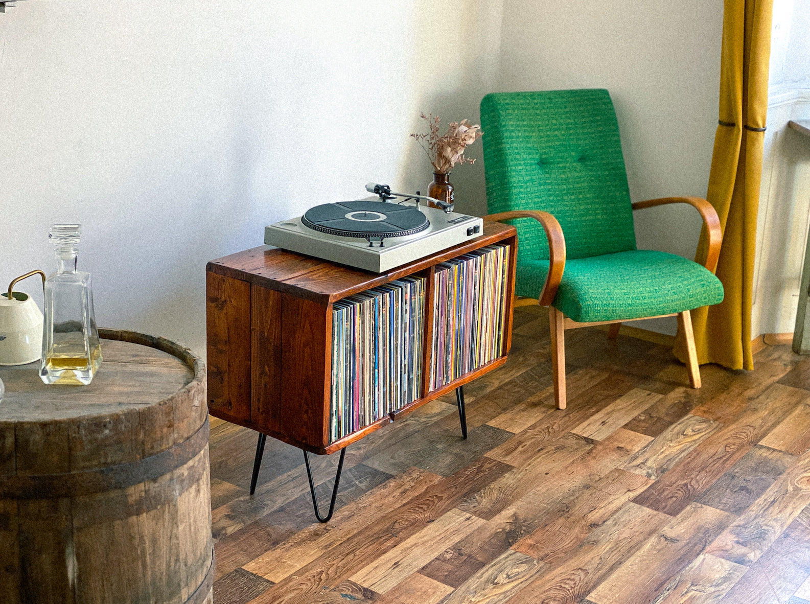 "Halfling" record player table - pallet habera.