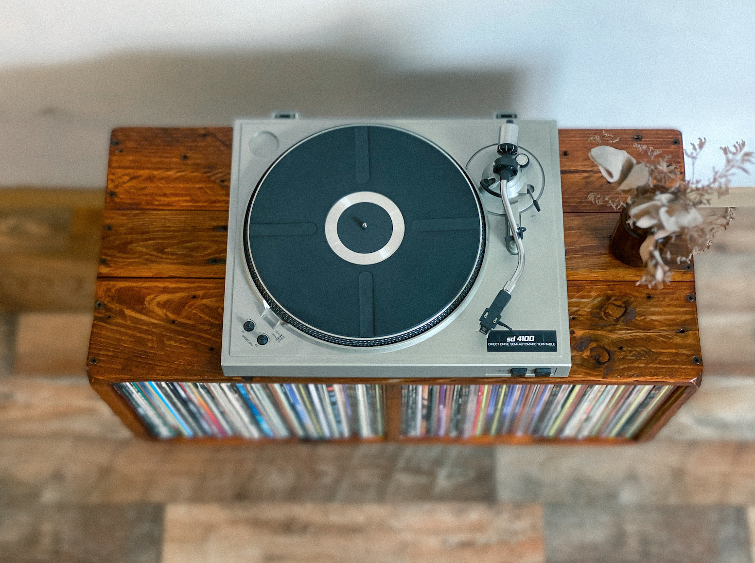 "Halfling" record player table - pallet habera.