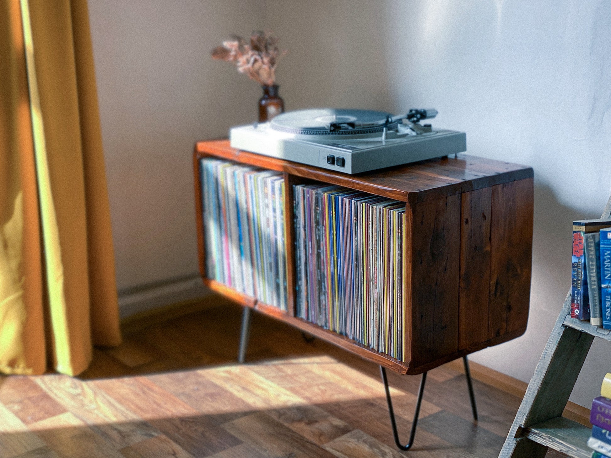 "Halfling" record player table - pallet habera.